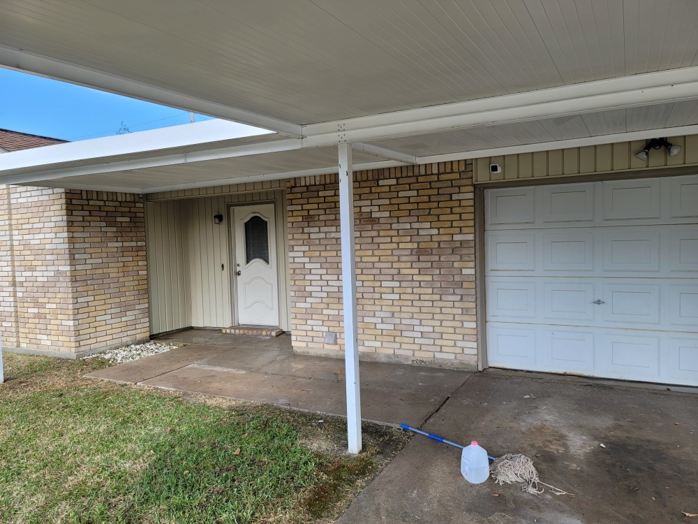 House Wash on Somerset St. in Beaumont, TX